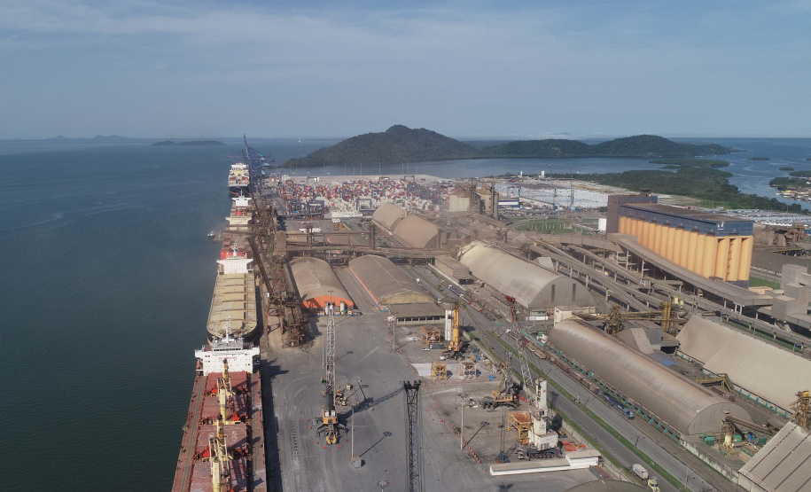 Janeiro é mês em que a produção se desenvolve no campo e a empresa pública Portos do Paraná aproveita para fazer manutenções e se preparar para movimentar a produção quando chegar o período de safra. Os silos públicos e as estruturas de uso comum aos terminais operadores do Corredor de Exportação do Porto de Paranaguá passam por uma revisão para operar a todo vapor, em 2020.Foto: Adubras Leandro/Arquivo Portos do Paraná