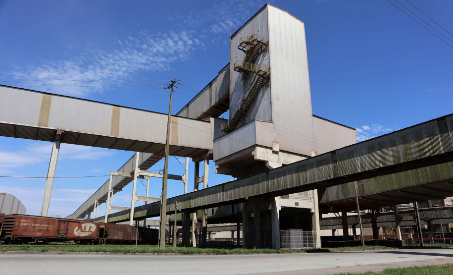 Janeiro é mês em que a produção se desenvolve no campo e a empresa pública Portos do Paraná aproveita para fazer manutenções e se preparar para movimentar a produção quando chegar o período de safra. Os silos públicos e as estruturas de uso comum aos terminais operadores do Corredor de Exportação do Porto de Paranaguá passam por uma revisão para operar a todo vapor, em 2020.Foto: Claudio Neves/Portos do Paraná