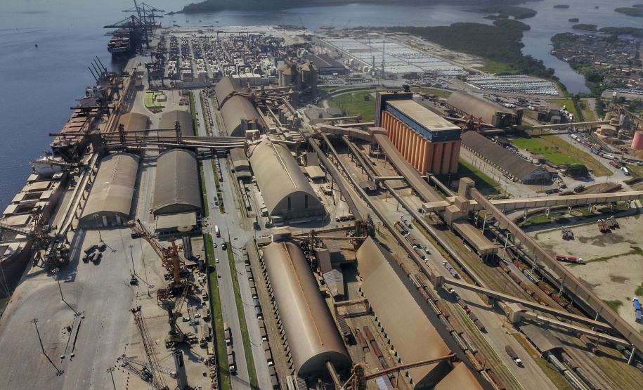 Janeiro é mês em que a produção se desenvolve no campo e a empresa pública Portos do Paraná aproveita para fazer manutenções e se preparar para movimentar a produção quando chegar o período de safra. Os silos públicos e as estruturas de uso comum aos terminais operadores do Corredor de Exportação do Porto de Paranaguá passam por uma revisão para operar a todo vapor, em 2020.Foto: José Fernando Ogura/AEN