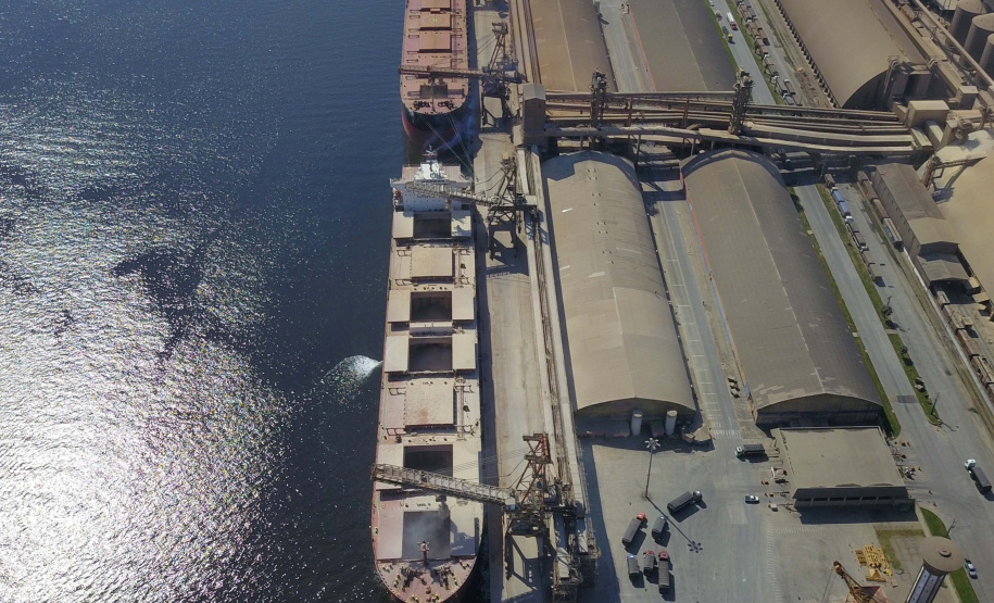 Janeiro é mês em que a produção se desenvolve no campo e a empresa pública Portos do Paraná aproveita para fazer manutenções e se preparar para movimentar a produção quando chegar o período de safra. Os silos públicos e as estruturas de uso comum aos terminais operadores do Corredor de Exportação do Porto de Paranaguá passam por uma revisão para operar a todo vapor, em 2020. Foto: José Fernando Ogura/AEN