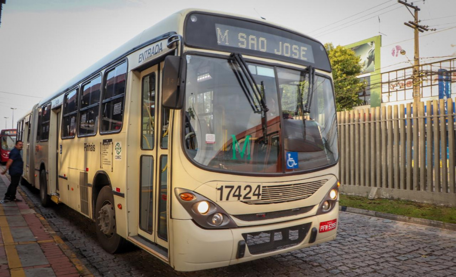 Criar novas possibilidades de conexões para o transporte coletivo é uma maneira de tornar o sistema mais atrativo e combater a queda no número de usuários que os ônibus vêm enfrentando nos últimos anos. Por isso, a partir desta segunda-feira (13), a Coordenação da Região Metropolitana de Curitiba (Comec) realiza duas importantes ações envolvendo linhas que atendem o município de São José dos Pinhais.Foto: COMEC