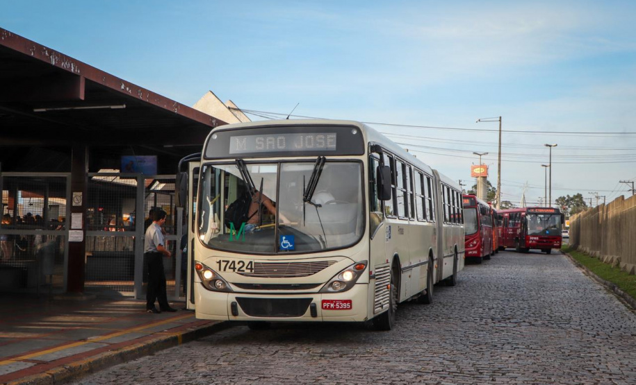 Criar novas possibilidades de conexões para o transporte coletivo é uma maneira de tornar o sistema mais atrativo e combater a queda no número de usuários que os ônibus vêm enfrentando nos últimos anos. Por isso, a partir desta segunda-feira (13), a Coordenação da Região Metropolitana de Curitiba (Comec) realiza duas importantes ações envolvendo linhas que atendem o município de São José dos Pinhais.Foto: COMEC