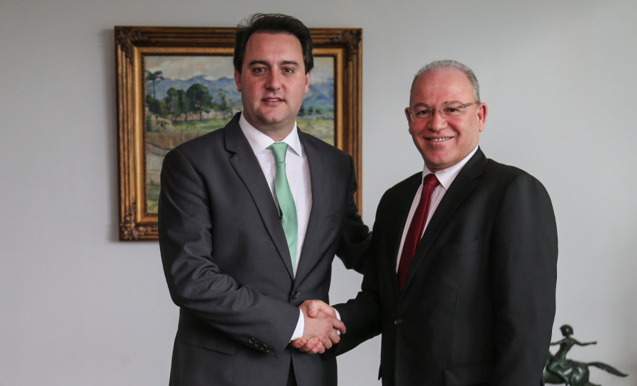 O governador Carlos Massa Ratinho Junior recebe o Embaixador da República da Tunísia no Brasil Mohamed Hedi Soltani e o primeiro Secretário Amine Sayeb, nesta quinta-feira (21) no Palácio Iguaçu. Curitiba, 21/02/2019 - Foto: Geraldo Bubniak/ANPr