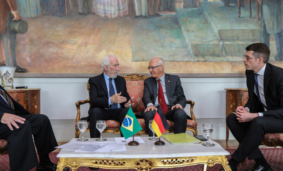 O vice governador Darci Piana recebe nesta terça-feira (3), o embaixador da Alemanha no Brasil, Georg Witschel no Palácio Iguaçu. Curitiba, 03/12/2019 - Foto: Geraldo Bubniak/AEN