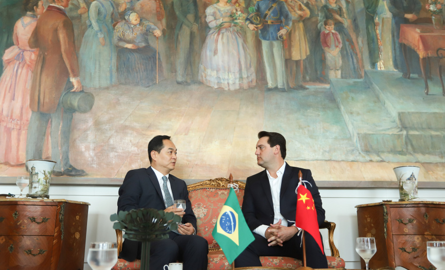 O governador Carlos Massa Ratinho Junior, recebe o embaixador da República Popular da China, Yang Wanming, no Palácio Iguaçu. - . Curitiba,14/03/2019 Foto: Rodrigo Félix Leal/AEN