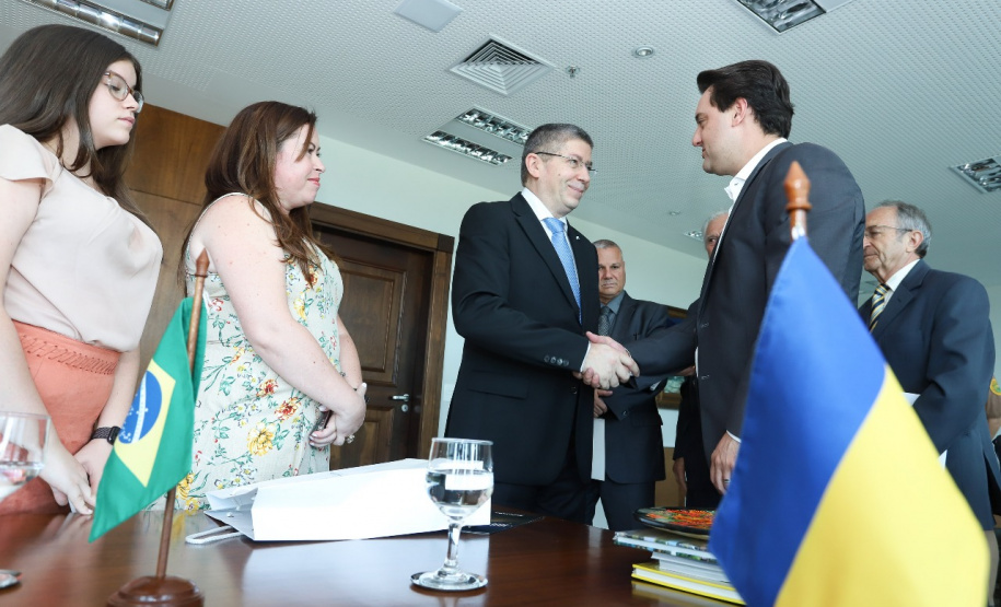 O governador Carlos Massa Ratinho Junior recebe o embaixador da Ucrânia no Brasil, Rostyslav Tronenko. Curitiba, 28/01/2019 - Foto: Rodrigo Felix Leal/ AEN