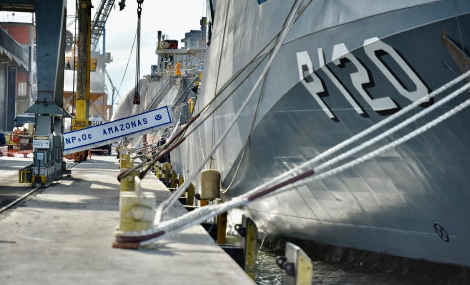 O Porto de Paranaguá recebeu nesta segunda-feira (13) o Navio Patrulha Oceânica Amazonas (P-120), da Marinha do Brasil. A embarcação que atracou no berço 205 do cais comercial é a primeira das Forças Armadas do Brasil a fazer procedimento de apoio no cais público paranaense em 2020. Foto: Portos do Paraná
