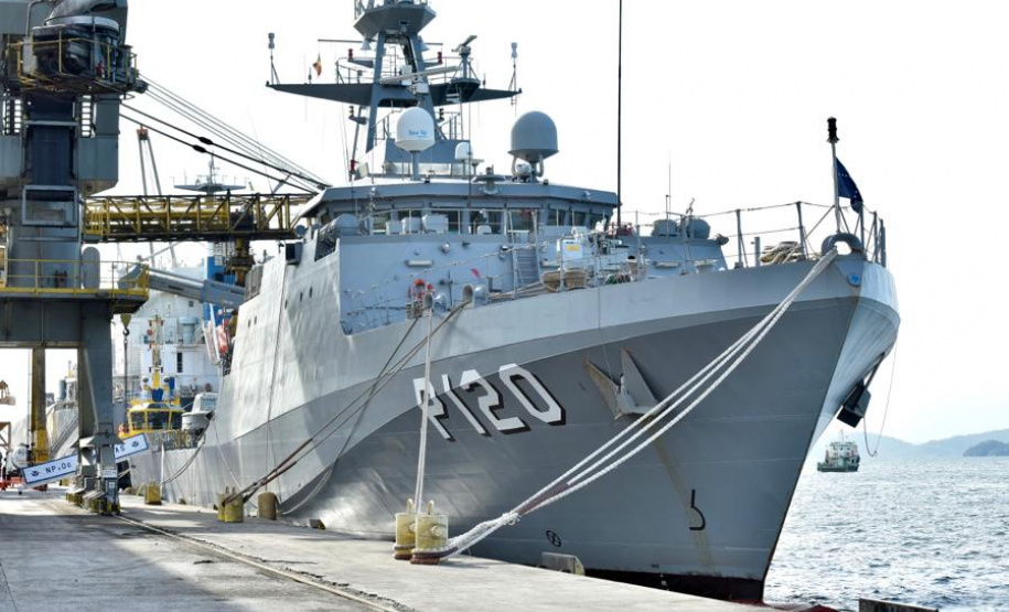 O Porto de Paranaguá recebeu nesta segunda-feira (13) o Navio Patrulha Oceânica Amazonas (P-120), da Marinha do Brasil. A embarcação que atracou no berço 205 do cais comercial é a primeira das Forças Armadas do Brasil a fazer procedimento de apoio no cais público paranaense em 2020. Foto: Portos do Paraná
