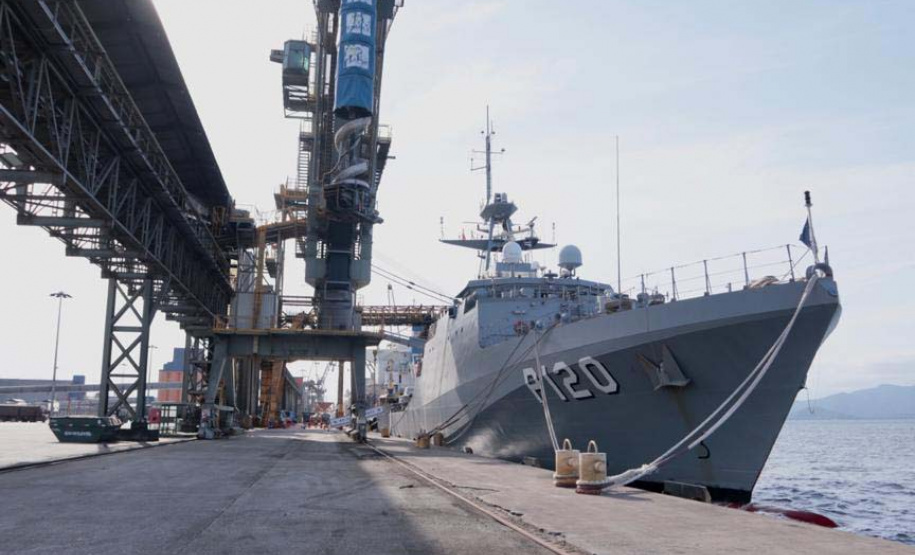 O Porto de Paranaguá recebeu nesta segunda-feira (13) o Navio Patrulha Oceânica Amazonas (P-120), da Marinha do Brasil. A embarcação que atracou no berço 205 do cais comercial é a primeira das Forças Armadas do Brasil a fazer procedimento de apoio no cais público paranaense em 2020. Foto: Portos do Paraná