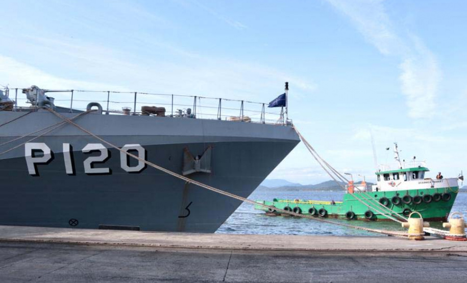 O Porto de Paranaguá recebeu nesta segunda-feira (13) o Navio Patrulha Oceânica Amazonas (P-120), da Marinha do Brasil. A embarcação que atracou no berço 205 do cais comercial é a primeira das Forças Armadas do Brasil a fazer procedimento de apoio no cais público paranaense em 2020. Foto: Portos do Paraná