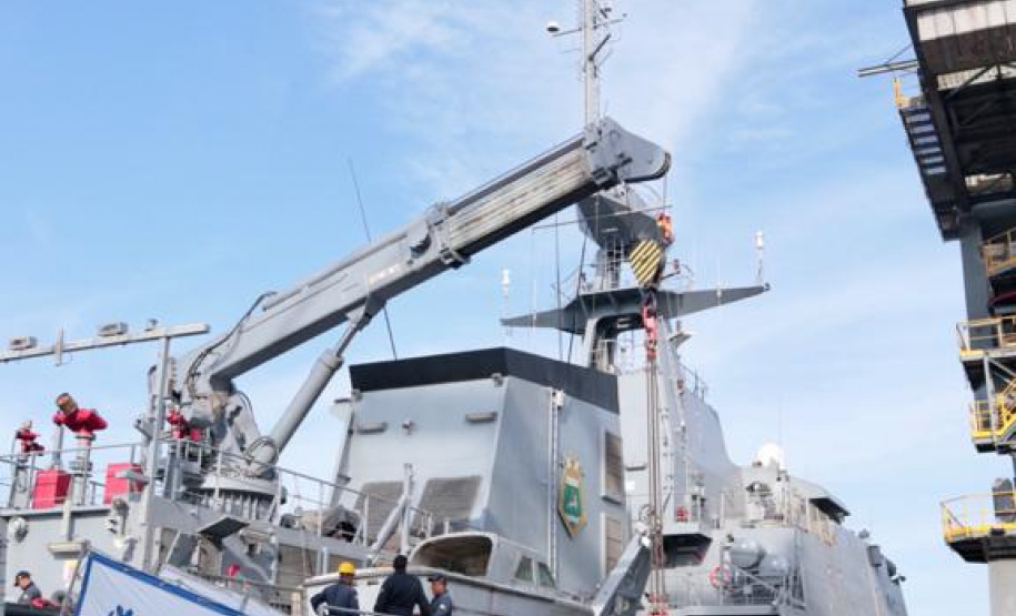 O Porto de Paranaguá recebeu nesta segunda-feira (13) o Navio Patrulha Oceânica Amazonas (P-120), da Marinha do Brasil. A embarcação que atracou no berço 205 do cais comercial é a primeira das Forças Armadas do Brasil a fazer procedimento de apoio no cais público paranaense em 2020. Foto: Portos do Paraná
