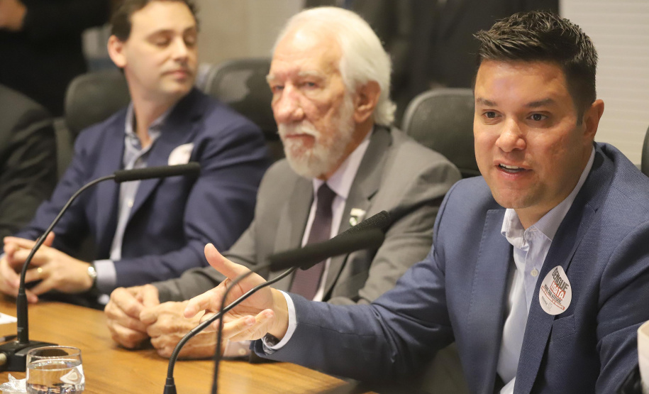 O vice-governador Darci Piana, coordenou a 1a reunião do secretariádo de 2020. N/F: secretário Chefe da Casa Civil, Guto Silva.
Curitiba, 14-01-20.
Foto: Arnaldo Alves / AEN
