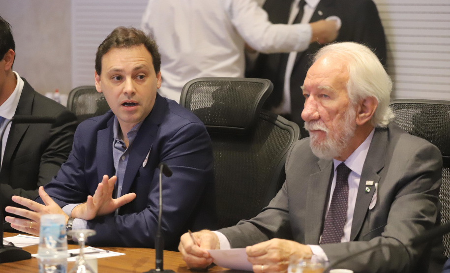 O vice-governador Darci Piana, coordenou a 1a reunião do secretariádo de 2020. N/F: Caio Piza, departamento de Avaliação de Impacto do Banco Mundial.
Curitiba, 14-01-20.
Foto: Arnaldo Alves / AEN