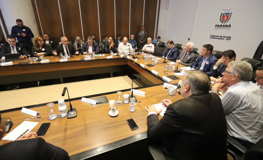 O vice-governador Darci Piana, coordenou a 1a reunião do secretariádo de 2020. N/F: secretário de Comunicação e Cultura Hudson José, faz um balanço da Comunicção no Verão Maior.
Curitiba, 14-01-20.
Foto: Arnaldo Alves / AEN