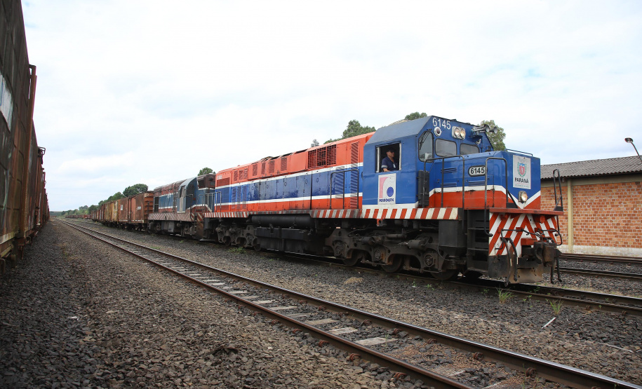 A Ferroeste (Estrada de Ferro Paraná Oeste S.A.) fechou 2019 com lucro operacional de R$ 453 mil (expurgada as depreciações), faturamento bruto na casa dos R$ 30,5 milhões e mais de 1,1 milhão de toneladas de produtos transportados na malha ferroviária que liga Cascavel a Guarapuava. Desde o início da operação da empresa estatal, em 1996, é a primeira vez que um ano termina no azul. Foto: Jaelson Lucas/AEN