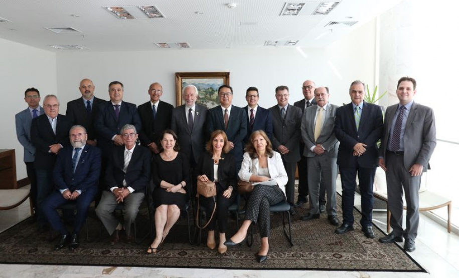 O vice-governador Darci Piana e o secretário de Estado da Saúde, Beto Preto, receberam o presidente do Conselho Federal de Medicina (CFM), Mauro Luiz Ribeiro, e a cúpula diretiva da entidade, nesta quarta-feira (15), no Palácio Iguaçu