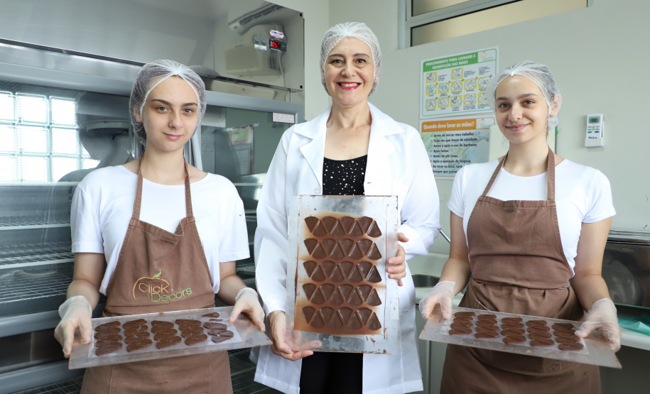 O Banco da Mulher Paranaense, programa gerenciado pela Fomento Paraná, completou três meses em dezembro colecionando bons indicadores.Na foto, empresa especializada na impressão de adesivos comestíveis em chocolates. Foto: José Fernando Ogura/AEN