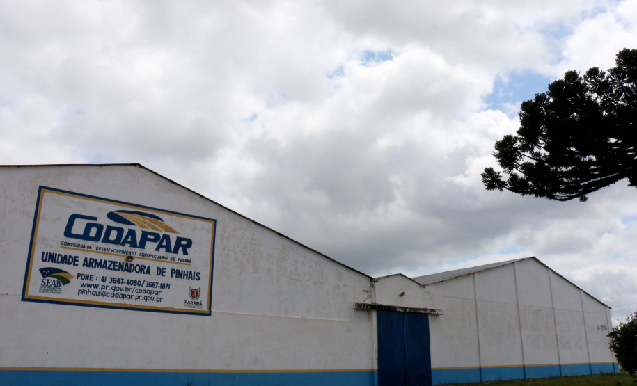 Mais de 1,8 mil toneladas de alimentos não perecíveis começaram a ser distribuídas para as mais de 2,1 mil escolas estaduais em todo o Paraná, nesta quarta-feira (15). Foto: Fundepar