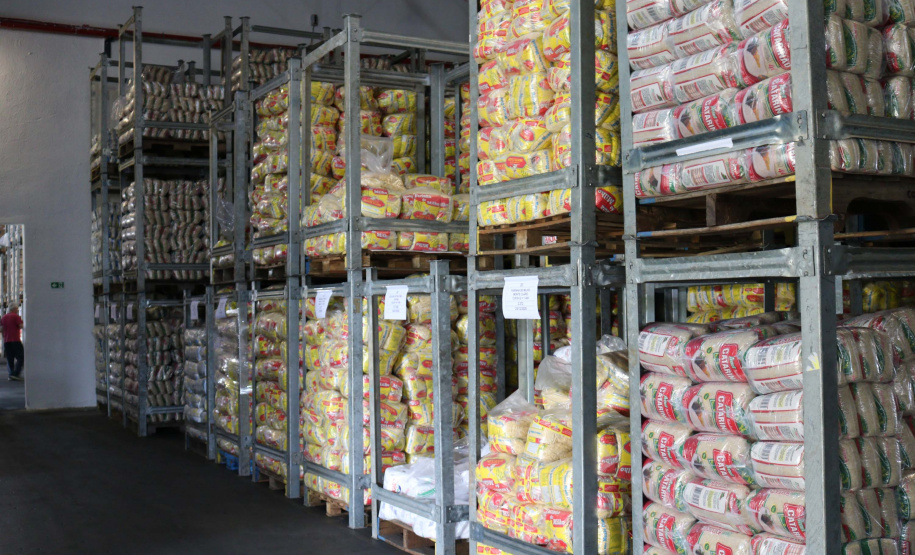 Mais de 1,8 mil toneladas de alimentos não perecíveis começaram a ser distribuídas para as mais de 2,1 mil escolas estaduais em todo o Paraná, nesta quarta-feira (15). Foto: Fundepar
