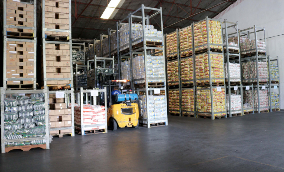 Mais de 1,8 mil toneladas de alimentos não perecíveis começaram a ser distribuídas para as mais de 2,1 mil escolas estaduais em todo o Paraná, nesta quarta-feira (15). Foto: Fundepar