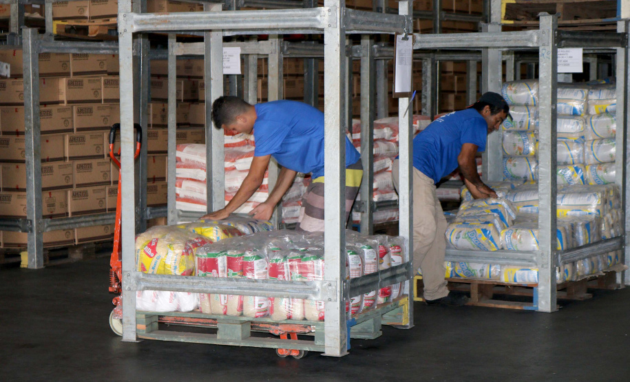 Mais de 1,8 mil toneladas de alimentos não perecíveis começaram a ser distribuídas para as mais de 2,1 mil escolas estaduais em todo o Paraná, nesta quarta-feira (15). Foto: Fundepar