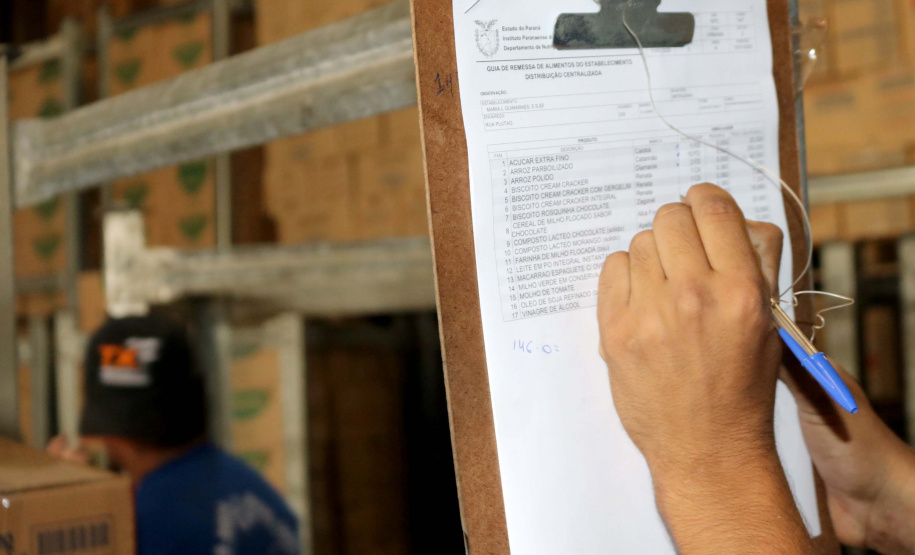 Mais de 1,8 mil toneladas de alimentos não perecíveis começaram a ser distribuídas para as mais de 2,1 mil escolas estaduais em todo o Paraná, nesta quarta-feira (15). Foto: Fundepar