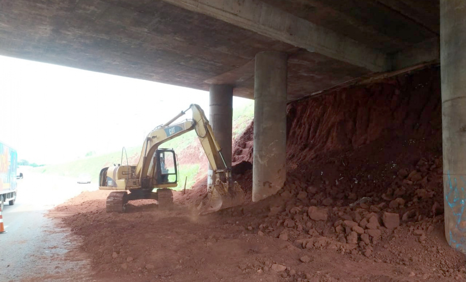 Quatro viadutos da PRC-467 em Cascavel, na região Oeste, estão recebendo obras de melhorias no sistema de drenagem e de construção de estruturas de contenção de taludes, que são superfícies inclinadas. O objetivo é garantir maior estabilidade e evitar o surgimento de pontos de alagamento na rodovia, que passa por baixo dos viadutos. Foto:DER
