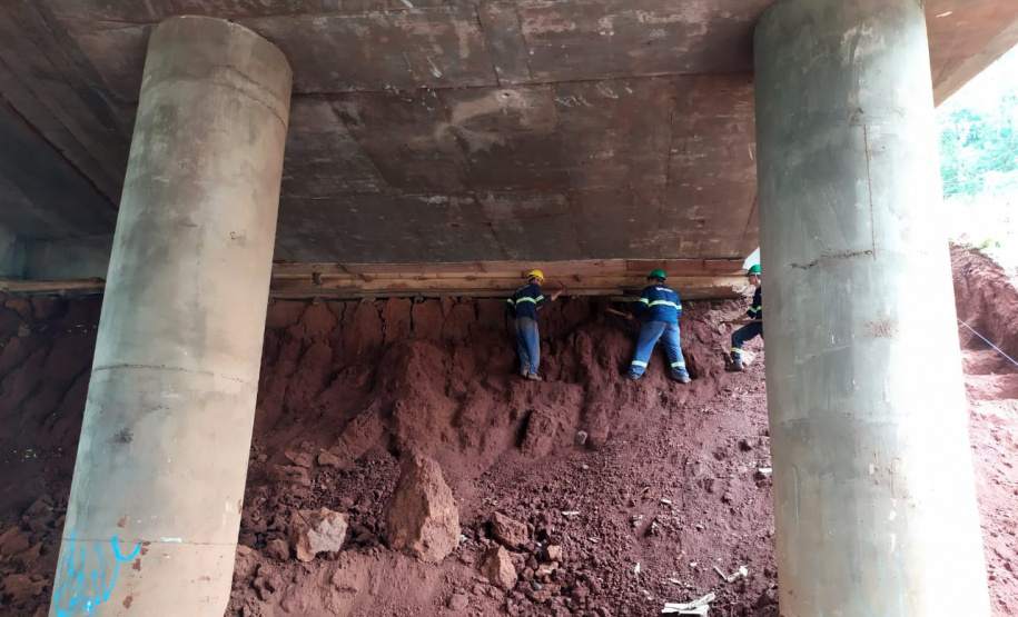 Quatro viadutos da PRC-467 em Cascavel, na região Oeste, estão recebendo obras de melhorias no sistema de drenagem e de construção de estruturas de contenção de taludes, que são superfícies inclinadas. O objetivo é garantir maior estabilidade e evitar o surgimento de pontos de alagamento na rodovia, que passa por baixo dos viadutos. Foto:DER