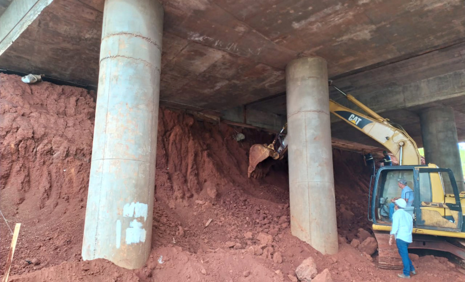 Quatro viadutos da PRC-467 em Cascavel, na região Oeste, estão recebendo obras de melhorias no sistema de drenagem e de construção de estruturas de contenção de taludes, que são superfícies inclinadas. O objetivo é garantir maior estabilidade e evitar o surgimento de pontos de alagamento na rodovia, que passa por baixo dos viadutos. Foto:DER