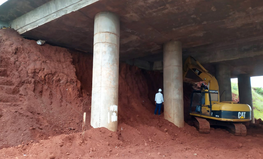 Quatro viadutos da PRC-467 em Cascavel, na região Oeste, estão recebendo obras de melhorias no sistema de drenagem e de construção de estruturas de contenção de taludes, que são superfícies inclinadas. O objetivo é garantir maior estabilidade e evitar o surgimento de pontos de alagamento na rodovia, que passa por baixo dos viadutos. Foto:DER