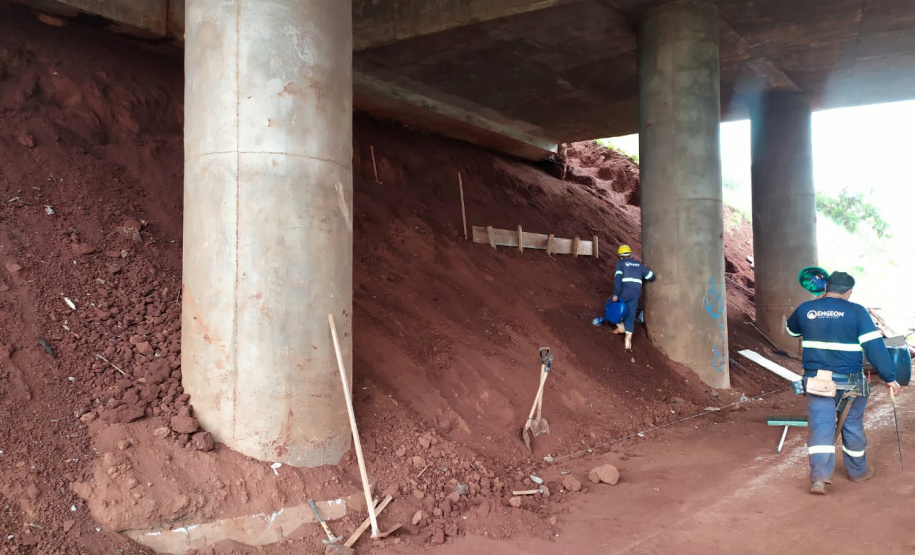 Quatro viadutos da PRC-467 em Cascavel, na região Oeste, estão recebendo obras de melhorias no sistema de drenagem e de construção de estruturas de contenção de taludes, que são superfícies inclinadas. O objetivo é garantir maior estabilidade e evitar o surgimento de pontos de alagamento na rodovia, que passa por baixo dos viadutos. Foto:DER