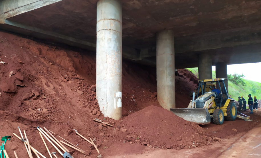 Quatro viadutos da PRC-467 em Cascavel, na região Oeste, estão recebendo obras de melhorias no sistema de drenagem e de construção de estruturas de contenção de taludes, que são superfícies inclinadas. O objetivo é garantir maior estabilidade e evitar o surgimento de pontos de alagamento na rodovia, que passa por baixo dos viadutos. Foto:DER
