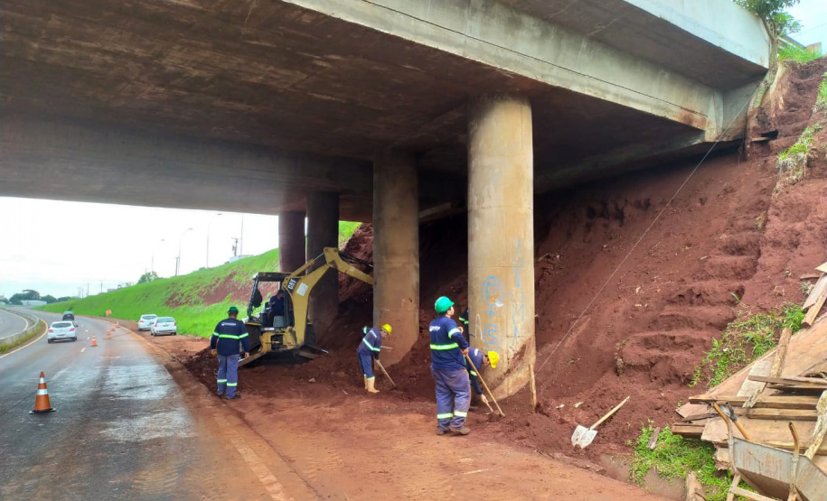 Quatro viadutos da PRC-467 em Cascavel, na região Oeste, estão recebendo obras de melhorias no sistema de drenagem e de construção de estruturas de contenção de taludes, que são superfícies inclinadas. O objetivo é garantir maior estabilidade e evitar o surgimento de pontos de alagamento na rodovia, que passa por baixo dos viadutos. Foto:DER