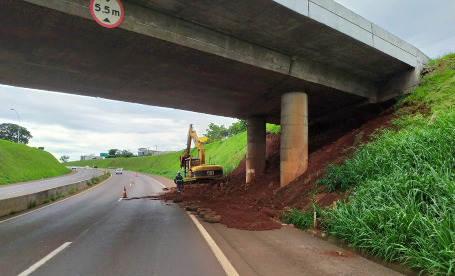 Quatro viadutos da PRC-467 em Cascavel, na região Oeste, estão recebendo obras de melhorias no sistema de drenagem e de construção de estruturas de contenção de taludes, que são superfícies inclinadas. O objetivo é garantir maior estabilidade e evitar o surgimento de pontos de alagamento na rodovia, que passa por baixo dos viadutos. Foto:DER