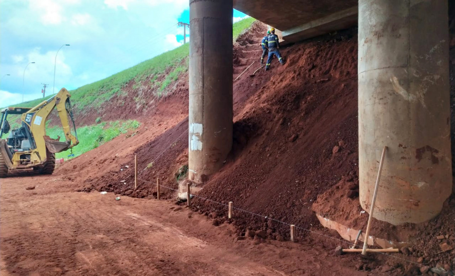 Quatro viadutos da PRC-467 em Cascavel, na região Oeste, estão recebendo obras de melhorias no sistema de drenagem e de construção de estruturas de contenção de taludes, que são superfícies inclinadas. O objetivo é garantir maior estabilidade e evitar o surgimento de pontos de alagamento na rodovia, que passa por baixo dos viadutos. Foto:DER