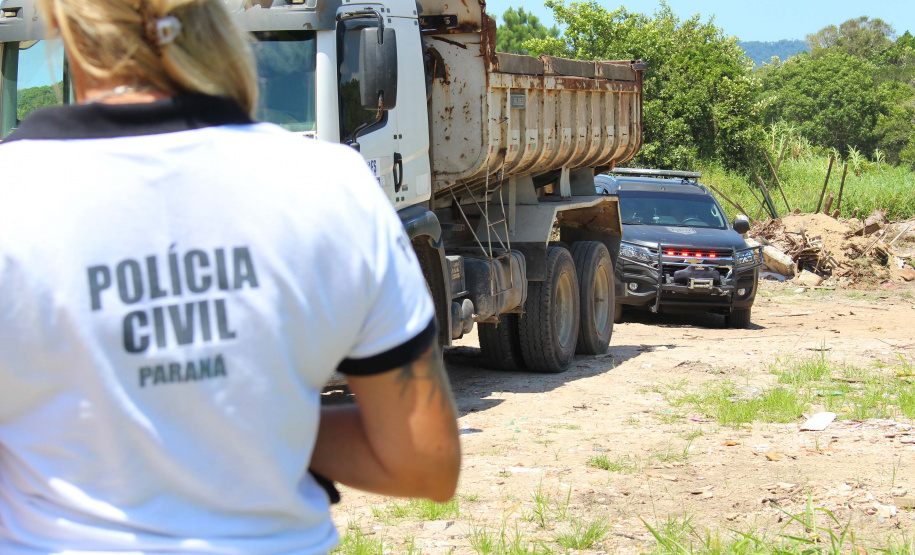 Polícia flagra homem despejando lixo em área de preservação
. Foto: PCPR