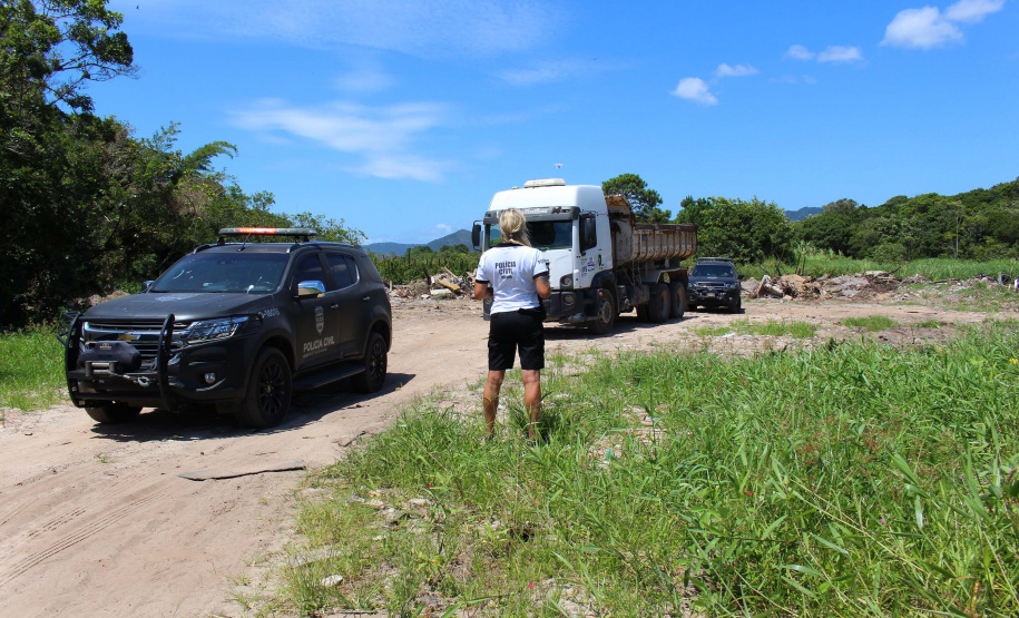 Polícia flagra homem despejando lixo em área de preservação
. Foto: PCPR