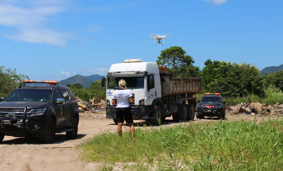 Polícia flagra homem despejando lixo em área de preservação
. Foto: PCPR