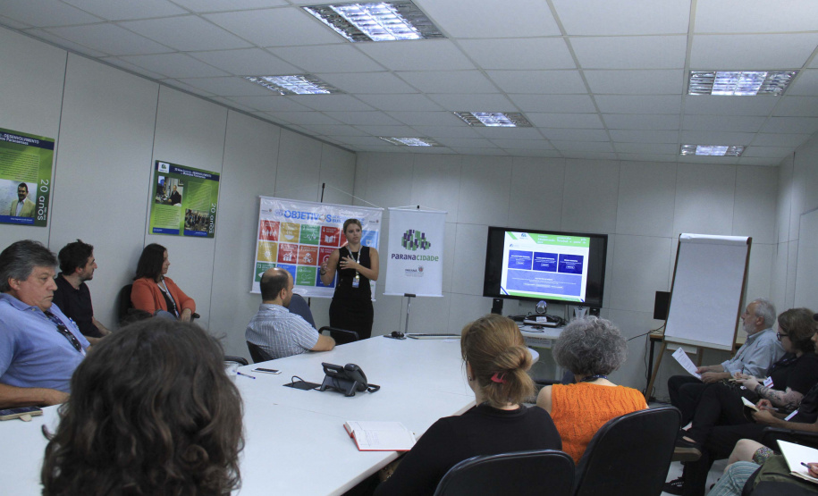 Dirigentes e técnicos do Serviço Social Autônomo (Paranacidade) apresentaram nesta quinta-feira (16) a integrantes da Comissão de Voluntárias em Prol de Cidades Mais Inclusivas para as Mulheres, do Conselho de Urbanismo e Arquitetura do Paraná, Programas de Ação a Secretaria do Desenvolvimento Urbano e de Obras Públicas e do Paranacidade, com vistas à promoção do desenvolvimento urbano no Estado.