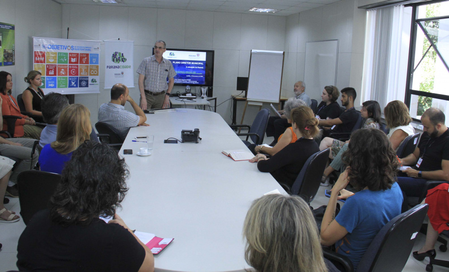 Dirigentes e técnicos do Serviço Social Autônomo (Paranacidade) apresentaram nesta quinta-feira (16) a integrantes da Comissão de Voluntárias em Prol de Cidades Mais Inclusivas para as Mulheres, do Conselho de Urbanismo e Arquitetura do Paraná, Programas de Ação a Secretaria do Desenvolvimento Urbano e de Obras Públicas e do Paranacidade, com vistas à promoção do desenvolvimento urbano no Estado.