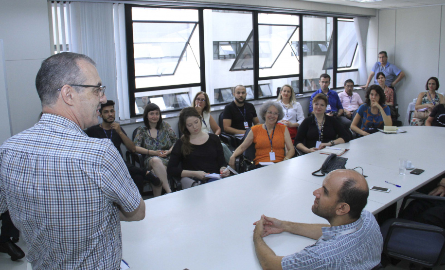 Dirigentes e técnicos do Serviço Social Autônomo (Paranacidade) apresentaram nesta quinta-feira (16) a integrantes da Comissão de Voluntárias em Prol de Cidades Mais Inclusivas para as Mulheres, do Conselho de Urbanismo e Arquitetura do Paraná, Programas de Ação a Secretaria do Desenvolvimento Urbano e de Obras Públicas e do Paranacidade, com vistas à promoção do desenvolvimento urbano no Estado.