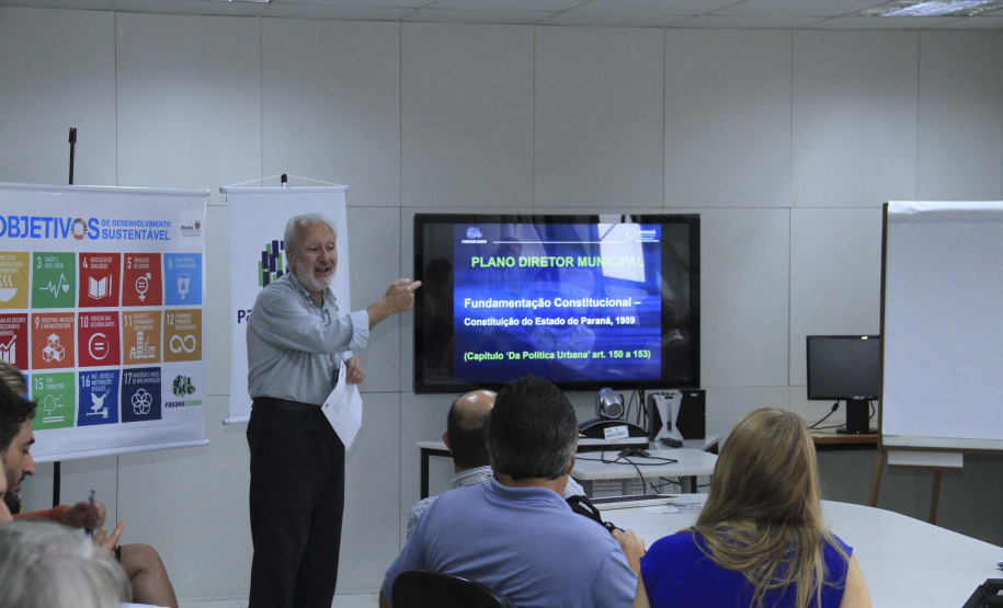 Dirigentes e técnicos do Serviço Social Autônomo (Paranacidade) apresentaram nesta quinta-feira (16) a integrantes da Comissão de Voluntárias em Prol de Cidades Mais Inclusivas para as Mulheres, do Conselho de Urbanismo e Arquitetura do Paraná, Programas de Ação a Secretaria do Desenvolvimento Urbano e de Obras Públicas e do Paranacidade, com vistas à promoção do desenvolvimento urbano no Estado.