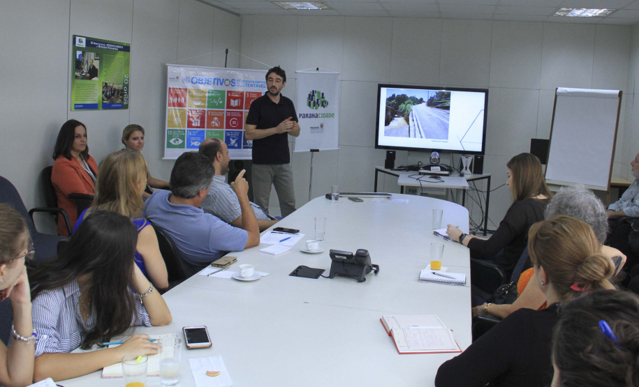Dirigentes e técnicos do Serviço Social Autônomo (Paranacidade) apresentaram nesta quinta-feira (16) a integrantes da Comissão de Voluntárias em Prol de Cidades Mais Inclusivas para as Mulheres, do Conselho de Urbanismo e Arquitetura do Paraná, Programas de Ação a Secretaria do Desenvolvimento Urbano e de Obras Públicas e do Paranacidade, com vistas à promoção do desenvolvimento urbano no Estado.