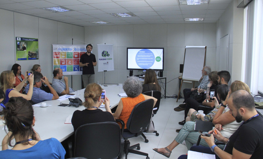 Dirigentes e técnicos do Serviço Social Autônomo (Paranacidade) apresentaram nesta quinta-feira (16) a integrantes da Comissão de Voluntárias em Prol de Cidades Mais Inclusivas para as Mulheres, do Conselho de Urbanismo e Arquitetura do Paraná, Programas de Ação a Secretaria do Desenvolvimento Urbano e de Obras Públicas e do Paranacidade, com vistas à promoção do desenvolvimento urbano no Estado.