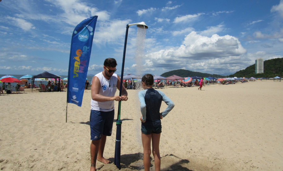 As duchas ecológicas instaladas pela Sanepar no Litoral, nas praias de Guaratuba, Matinhos e Pontal do Paraná, fazem sucesso entre os turistas e a população local. Ao longo da orla, estão à disposição dos banhistas 47 duchas em 11 pontos fixos e em dois pontos móveis. Foto:Sanepar