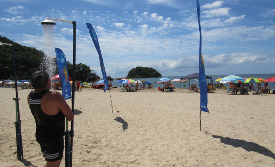 As duchas ecológicas instaladas pela Sanepar no Litoral, nas praias de Guaratuba, Matinhos e Pontal do Paraná, fazem sucesso entre os turistas e a população local. Ao longo da orla, estão à disposição dos banhistas 47 duchas em 11 pontos fixos e em dois pontos móveis. Foto:Sanepar