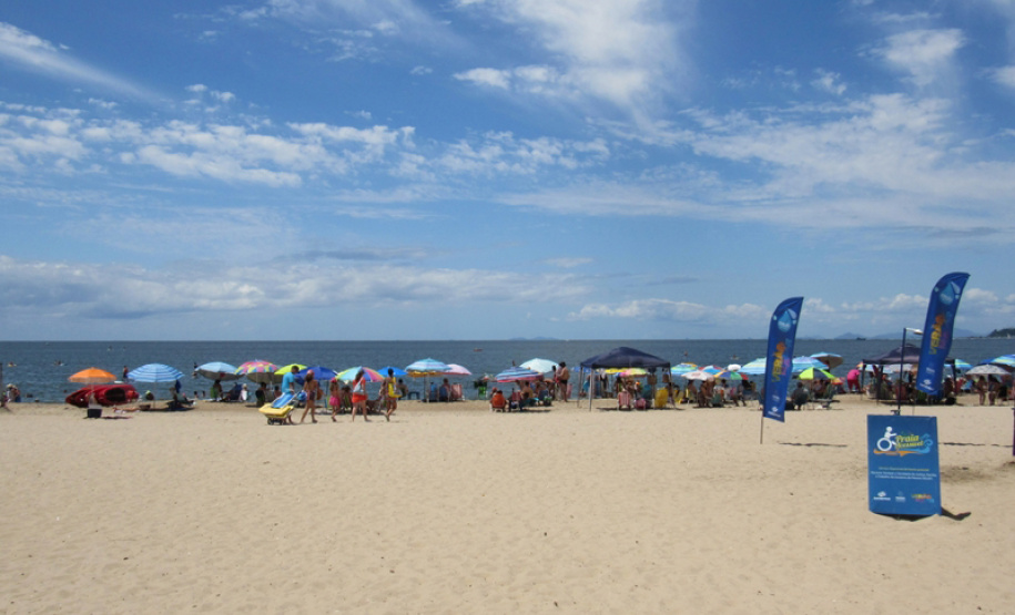 As duchas ecológicas instaladas pela Sanepar no Litoral, nas praias de Guaratuba, Matinhos e Pontal do Paraná, fazem sucesso entre os turistas e a população local. Ao longo da orla, estão à disposição dos banhistas 47 duchas em 11 pontos fixos e em dois pontos móveis. Foto:Sanepar