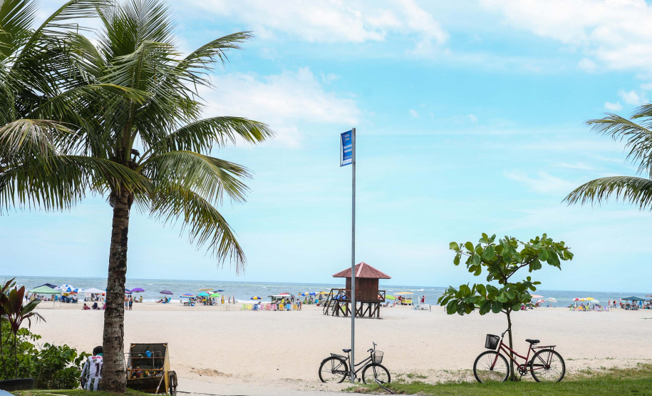 Os veranistas podem aproveitar a qualidade das águas para se banhar nas praias, rios e represas do Estado. De acordo com o quinto boletim de balneabilidade, emitido nesta sexta-feira (17) pelo Instituto Água e Terra, apenas Ponta da Pita, em Antonina, continua impróprio para banho, além de rios considerados permanentemente impróprios na região. No Interior todos os locais monitorados estão próprios para banho.Foto:Geraldo Bubniak/AEN