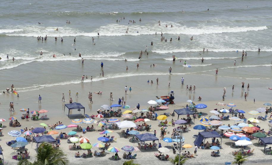 Os veranistas podem aproveitar a qualidade das águas para se banhar nas praias, rios e represas do Estado. De acordo com o quinto boletim de balneabilidade, emitido nesta sexta-feira (17) pelo Instituto Água e Terra, apenas Ponta da Pita, em Antonina, continua impróprio para banho, além de rios considerados permanentemente impróprios na região. No Interior todos os locais monitorados estão próprios para banho. Foto: Arnaldo Alves/AEN