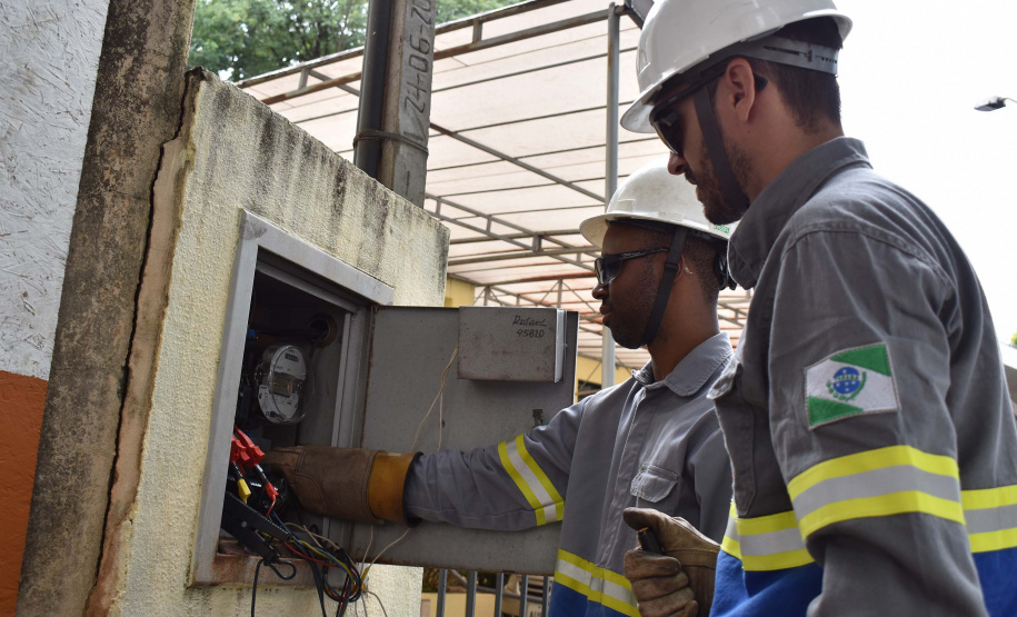 Equipes de combate a ligações irregulares e fraudes no sistema de medição de energia da Copel detectaram ao longo do ano passado, em todo o Paraná, 10.849 procedimentos irregulares realizados por consumidores – o equivalente a 43 casos confirmados por dia. Foto: Copel